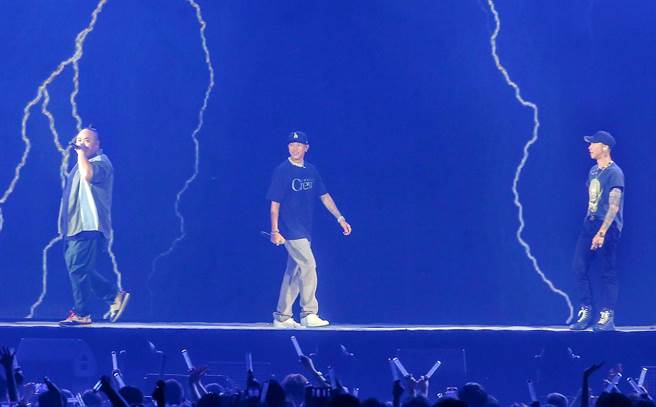 瘦子（中）在台北小巨蛋举办个唱，邀来「顽童MJ116」团员大渊（左）、小春合体开唱。（粘耿豪摄）