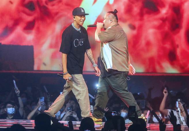 瘦子在台北小巨蛋举办个唱，邀来「顽童MJ116」团员大渊、小春合体开唱。（粘耿豪摄）