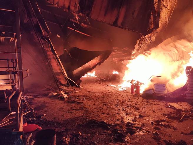 基隆市七堵山区一间花圈工厂深夜发生大火，经消防队紧急灌救，目前火势已获控制。（基隆市消防局提供／张志康基隆传真）