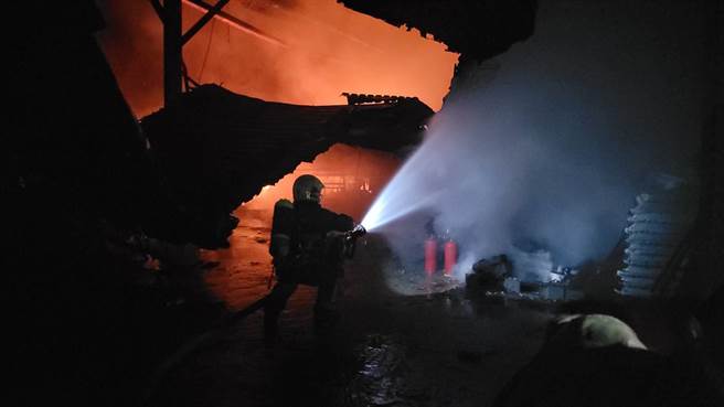 基隆市七堵山区一间花圈工厂深夜发生大火，经消防队紧急灌救，目前火势已获控制。（基隆市消防局提供／张志康基隆传真）