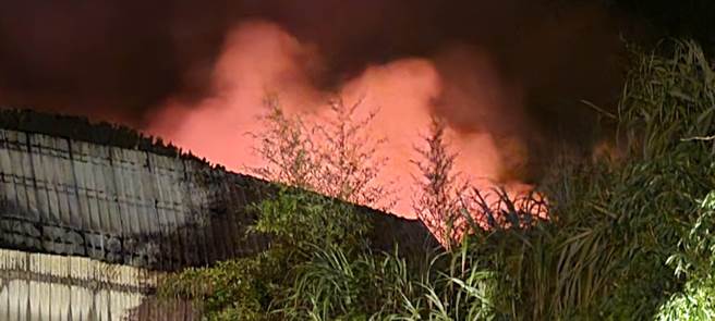 基隆市七堵山区一间花圈工厂深夜发生大火，经消防队紧急灌救，目前火势已获控制。（基隆市消防局提供／张志康基隆传真）