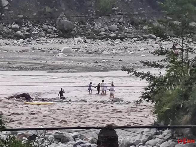 四川彭州龙漕沟是泄洪河道，有大量游客下水游玩，突发山洪造成4死9伤。（红星新闻）