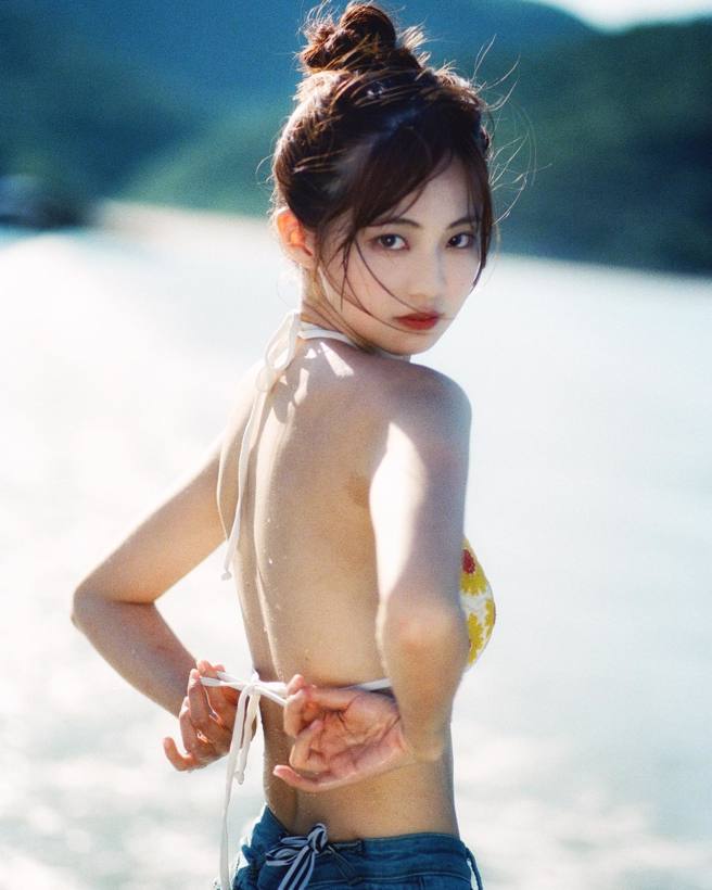 區明妙海邊解放身材，眼裡透著無辜朦朧感。(圖/區明妙 IG)