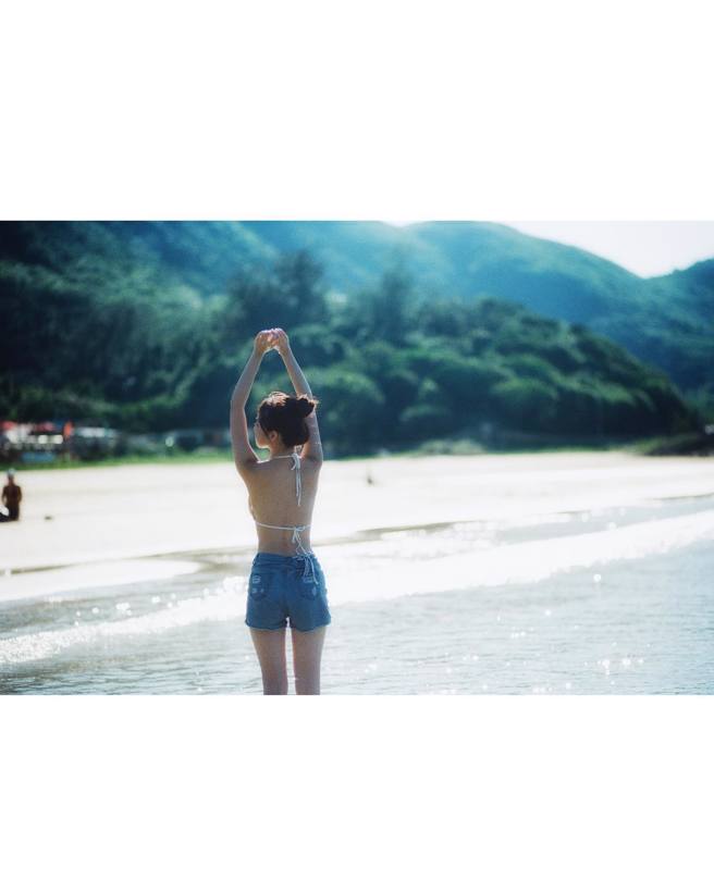 區明妙的後背非常誘人。(圖/區明妙 IG)