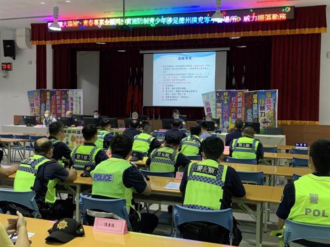 台南警方今夜同步展开青春专案扫荡勤务，台南市警察局长方仰寧前往永康警分局视察。（曹婷婷摄）