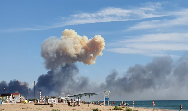 俄羅斯在克里米亞半島主要空軍基地薩基（Saky）9日發生連環爆。(圖／美聯社)