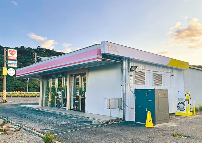 萊爾富攜手特爾電力於宜蘭隘城店建置100kW電動車快充站，配置一樁二槍，適用台灣各大品牌CCS電動車。圖／萊爾富提供