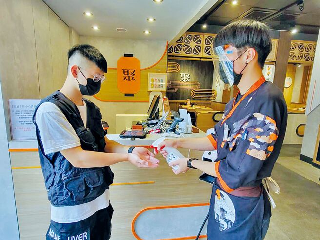 为提供顾客安心用餐环境，喷酒精、量额温等防疫措施已成为「新常态服务」。图／聚 北海道锅物提供