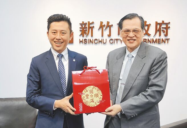 已退選桃園市長的林智堅（左）與其指導教授、現任國安局局長陳明通（右）。（本報資料照片）