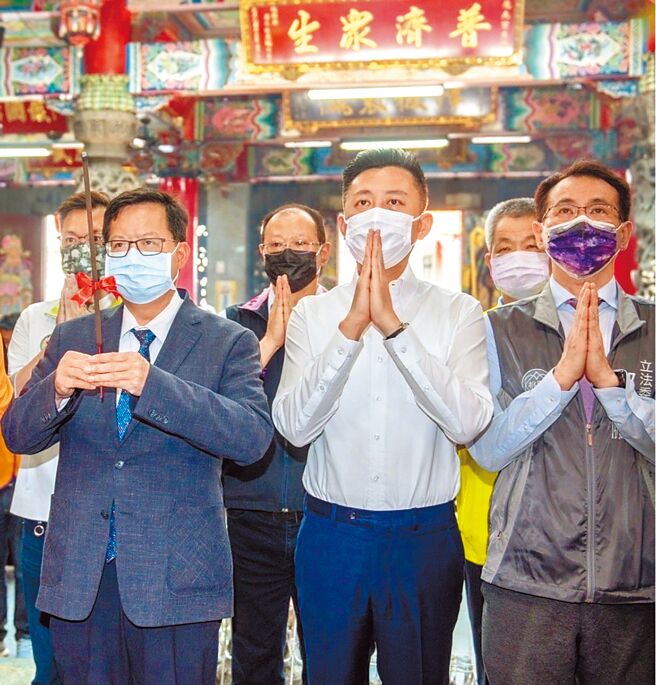 桃园市长郑文灿（左）12日于脸书发文写下对林智坚（中）的不舍，但也相信郑运鹏（右）能承担大任。（图取自桃园市长郑文灿脸书／陈梦茹桃园传真）