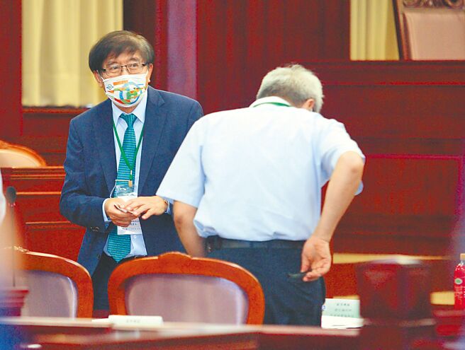 台权会等民间团体认为健保署未经同意，释出全民健康保险资料库等给学者做研究，有违宪之虞，声请释宪。宪法法庭12日宣告部分违宪，健保署署长李伯璋（左）出席聆听判决。（张铠乙摄）