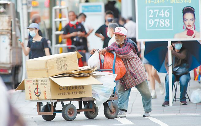 对最低20％的基层家庭来说，要存到第一桶金很困难。（本报资料照片）