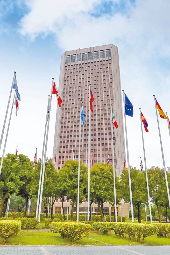 国贸大楼与电源大厂康舒科技签下再生能源购售电合约，未来大楼16％用电将使用绿电。（国贸公司提供）