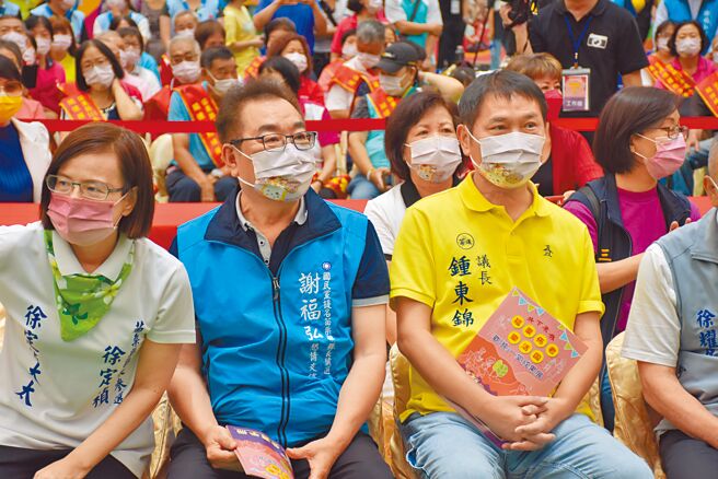 參選苗栗縣長的2名藍軍戰將縣議長鍾東錦（右一）、謝福弘（左二）兄弟登山各自努力，經常同框拉票。（謝明俊攝）