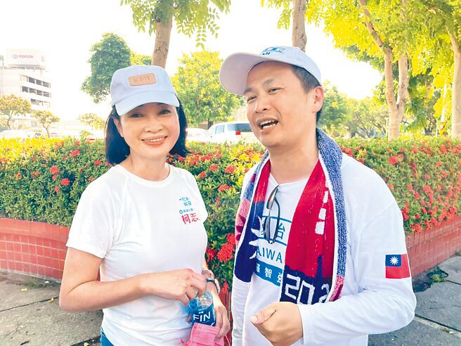 国民党前台北市议员罗智强（右）发起祈福走台湾活动，他12日在国民党高雄市长参选人柯志恩（左）陪同下，从国立科工馆步行至凤山北门公园，沿途发现高雄的人行道多处凹凸不平，批评是环台走过最差的路段。（洪浩轩摄）