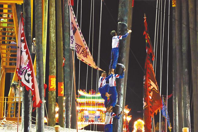 今年全台唯一抢孤活动在屏东，「恒春竖孤棚」12日晚间热闹登场，虽受疫情影响参赛队伍减至18队，但仍吸引各地好手齐聚。（谢佳潾摄）