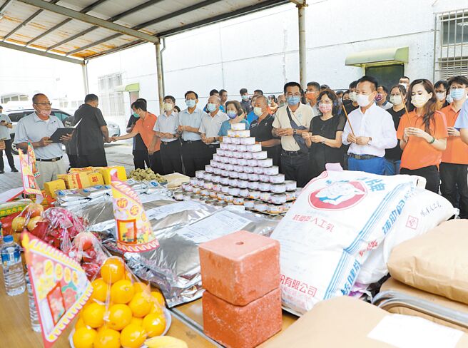 嘉义县家畜疾病防治所12日举办一场别开生面的「兽魂碑」中元感恩祈福祭典，供桌上摆满牧草、犬猫罐头、动物饲料等各式动物食品，盼动物生灵趁普度饱餐一顿。（吕妍庭摄）