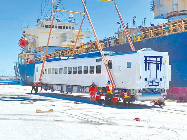 EMU3000型城际列车昨抵花莲港卸船，台铁、花莲港技术人员仔细检视车厢。（Kolas竞选团队提供／王志伟花莲传真）