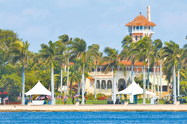 美国前总统川普位于佛州海湖庄园住处8日被FBI搜索，要搜索的物品包括涉及核武的机密文件。图为海湖庄园外景。（中新社）