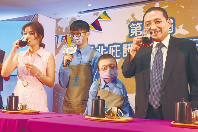 新北市长侯友宜（右一）与艺人莎莎（左一）携手推销庇护工场的咖啡礼盒。（陈慰慈摄）