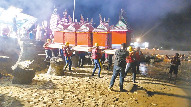 金山区中元节放水灯是由在地义消合力抬着屋型水灯到水尾渔港施放。（金山区公所提供／王扬杰新北传真）