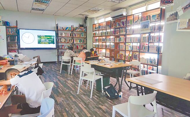 云林县府为使学生在酷暑期间有舒适学习环境，2020年5月以4年分期付款方式，提前完成班级冷气装设。（周丽兰摄）