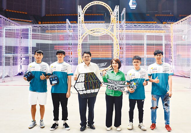 一连3天在屏东体育馆举办的空中嘉年华，充满技术与速度的ＦＰＶ表演赛令人期待。（林和生摄）