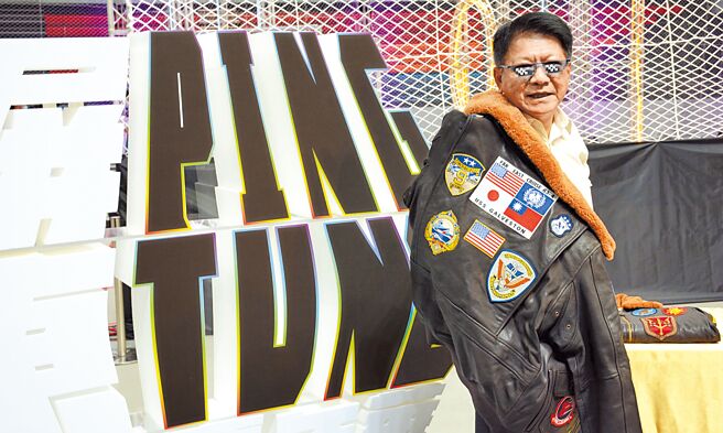 空中嘉年华提供《捍卫战士》电影原厂夹克，屏东县长潘孟安赶搭热潮，穿上拍照。（林和生摄）