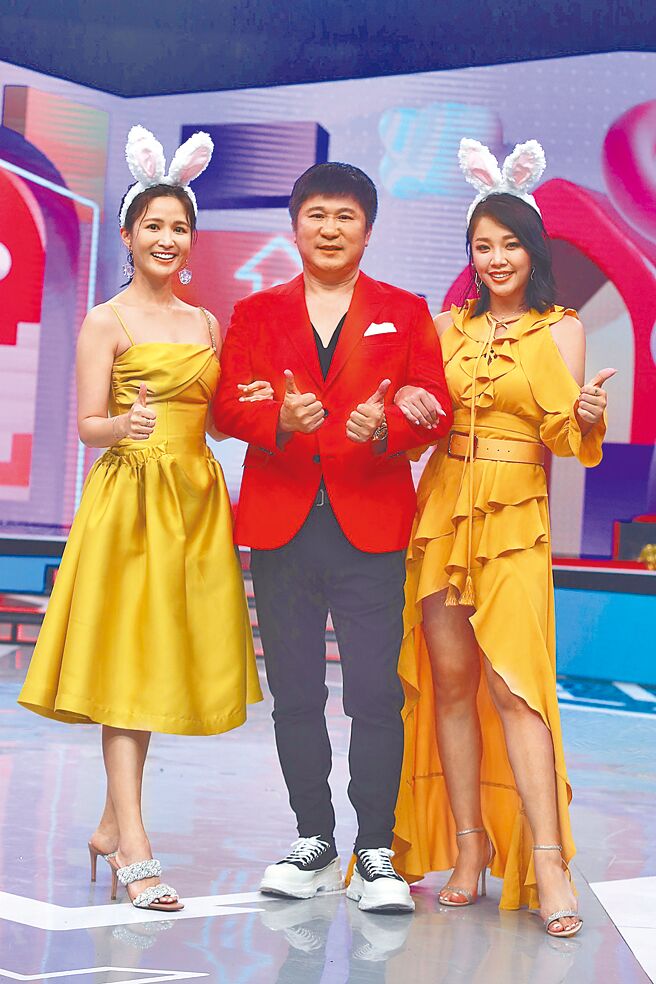 吴怡霈（左起）、胡瓜、赖慧如昨出席新节目开棚记者会。（民视提供）