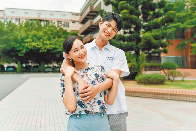 何妤玟（左）和王新凯母子，担心粉丝不开心。（TVBS提供）