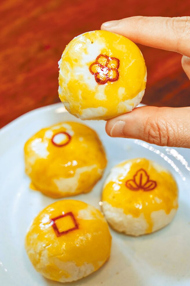 苏式一口酥小巧好入口，8款口味各1入的「苏式一口酥 秋月礼盒」每盒680元。（石智中摄）