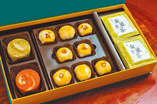 点水楼的「月光宝盒」含苏式天然七彩月饼草莓及松子绿豆沙各1入、8种口味的苏式一口酥及臺湾金萱茶包，每盒1560元。（石智中摄）