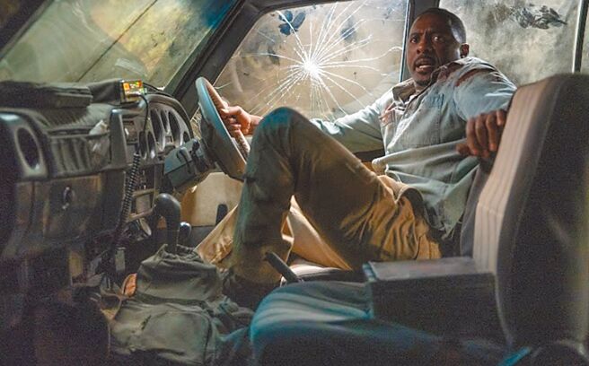 伊卓瑞斯艾巴正面迎战猛狮攻击。（UIP提供）