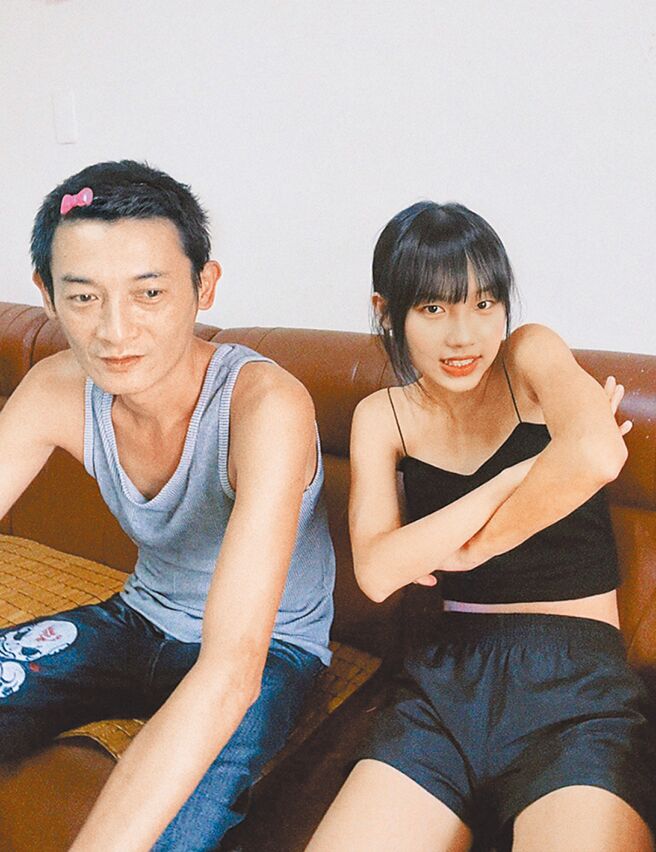 静芳（右）创作新歌献给爸爸。（宝岛唱片行提供）