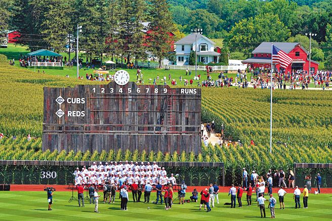 小熊与红人在梦田球场进行第2场梦田之战，图为红人队赛前在外野玉米墙前拍团体照。（美联社）