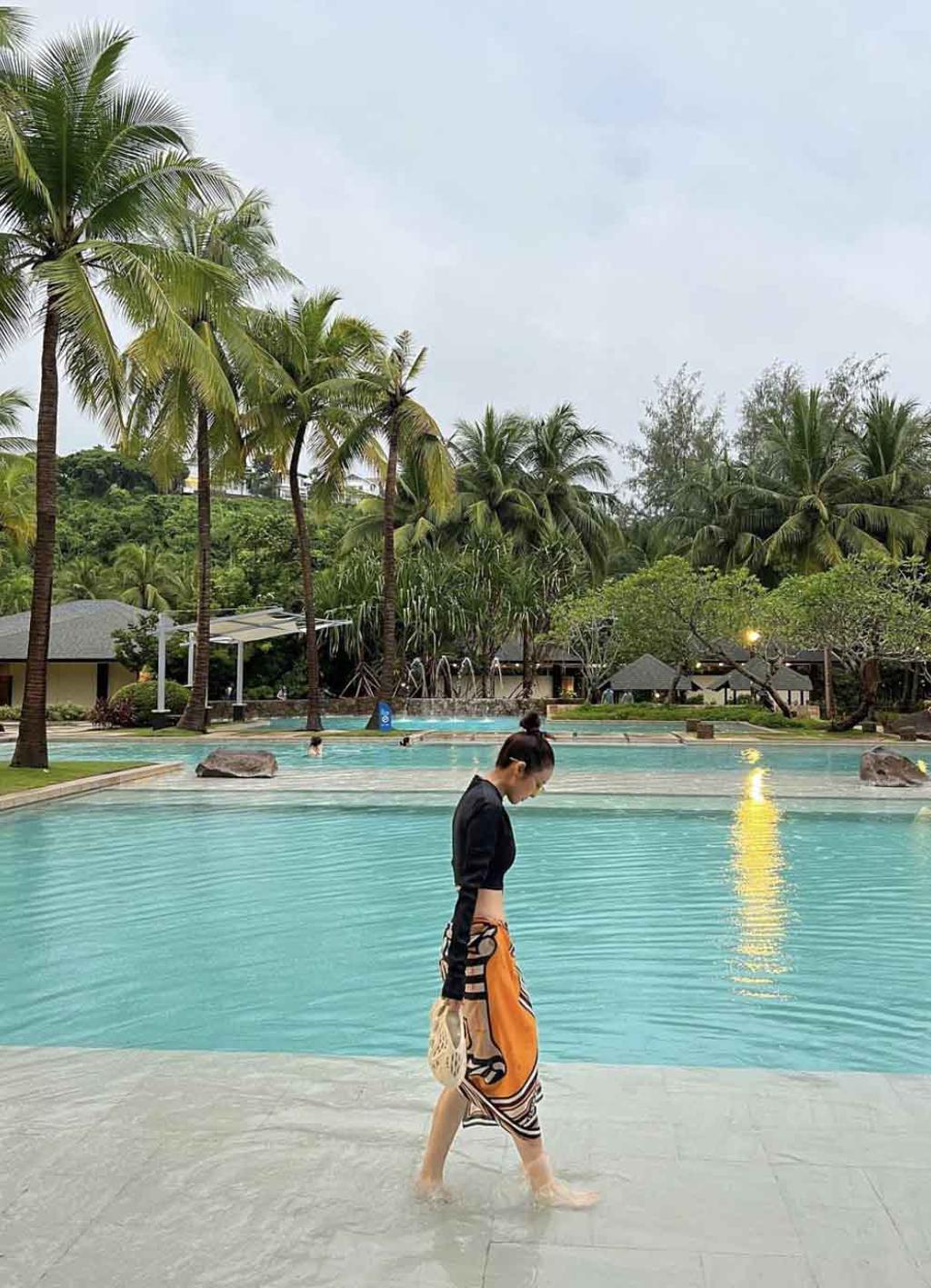 Dara以Buberry兩件式泳裝，以曬舊照的方式發洩在大熱天，想去度假的心情。（摘自Dara IG）
