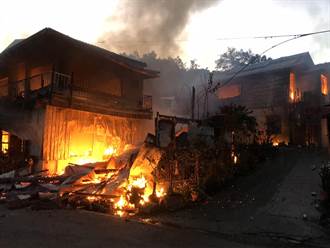 阿里山特富野住宅大火狂燒2小時 連棟3戶全遭燒毀