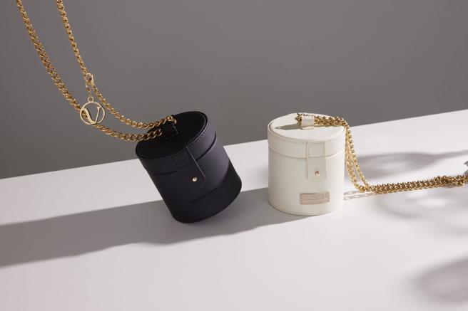 vacanza「多用途復古圆筒小包」，经典黑、白两色，980元。（vacanza提供）