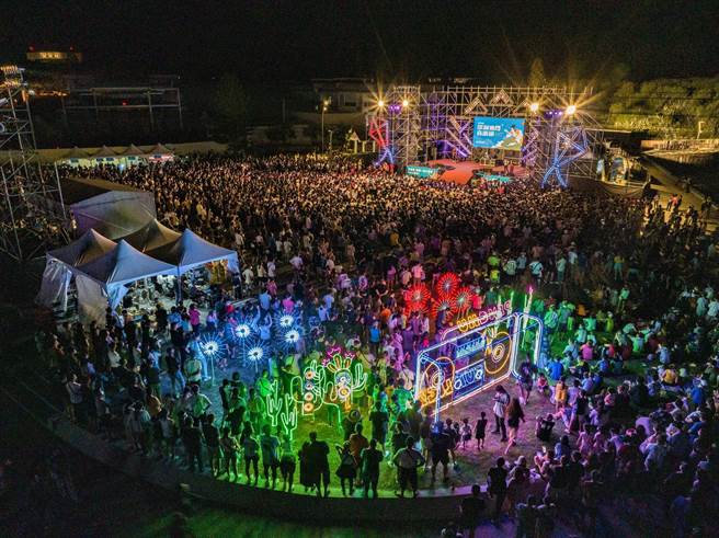 「2022澎湖追风音乐节」于13日在观音亭海滨热力开幕，率先由ELLA、玖壹壹轮番开唱，热力、热情炫染全场。（澎管处提供）