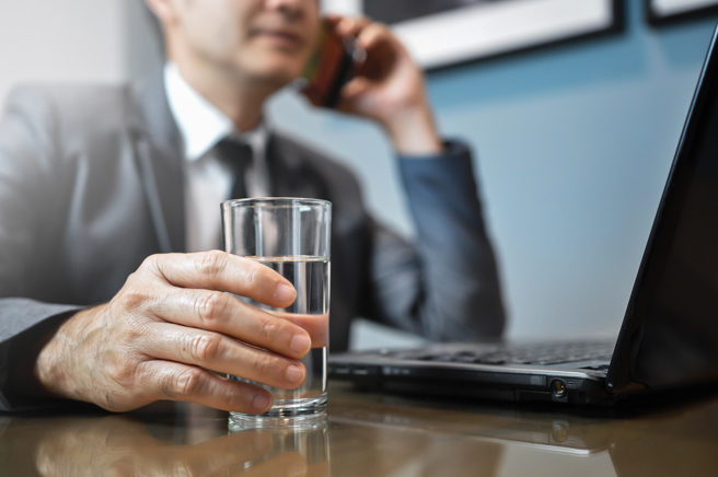 医师表示，若感觉口渴才喝水，会让身体长期处于缺水状态，严重危害健康。（示意图／Shutterstock）