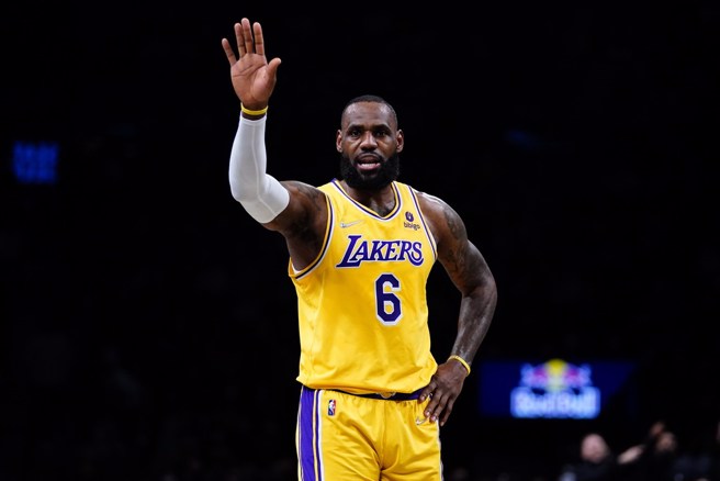 半數ESPN籃球記者與專家預測詹姆斯將會待在湖人到退休。(美聯社資料照)