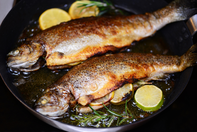 一名女网友的某任男友妈妈要求用煎鱼剩下的油炒菜。（示意图／Shutterstock）