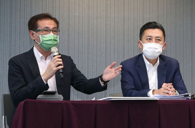 民进党立委郑运鹏（左）与前新竹市长林智坚（右）。（本报资料照/赵双杰摄）