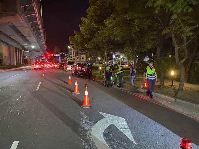 新北市新莊、林口警分局昨夜聯手與環保局實施聯合稽查，針對該裝噪音車易出沒路段加強取締。（警方提供）