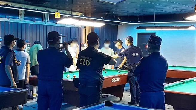金门警方昨晚动员50人，协同县府相关单位展开联合稽查勤务，目标锁定辖内桌游店、餐饮复合式博弈游戏场所之一。（警方提供）