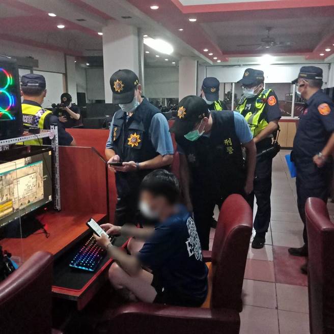 金门警方昨晚动员50人，协同县府相关单位展开联合稽查勤务，目标锁定辖内桌游店、餐饮复合式博弈游戏场所之二。（警方提供）