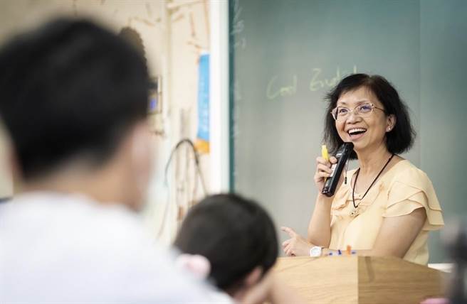 教育部公布111年师铎奖获奖名单，全国今年共计选拔出72名获奖者，其中高雄市三民高中教师黄瑞莺获奖。（高市教育局提供／杨舒婷高雄传真）