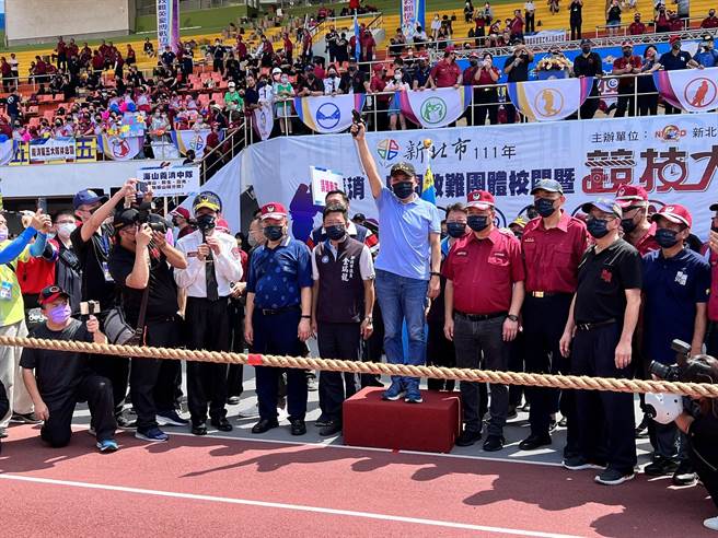 侯友宜为拔河比赛鸣枪。（李奇叡摄）