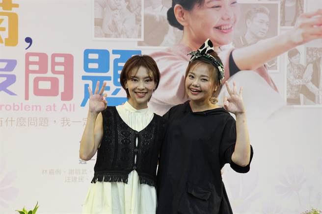 林嘉俐（右）和陳瑋薇一起出席戲劇宣傳活動。（大愛提供）