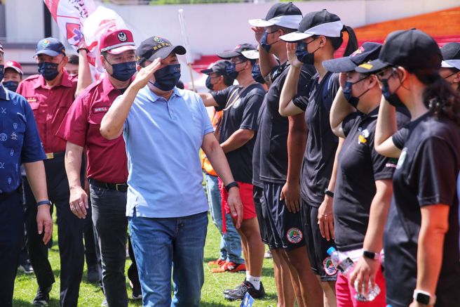 新北市长侯友宜(左三)14日出席义消、民间救难团体校阅暨竞技大赛。(黄世麒摄)